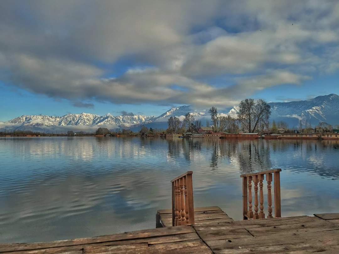 New Golden Flower Houseboat Exterior